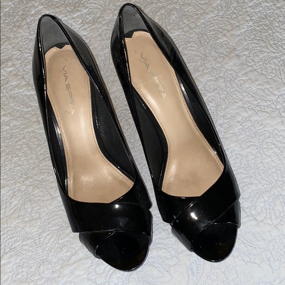Black patent leather pumps